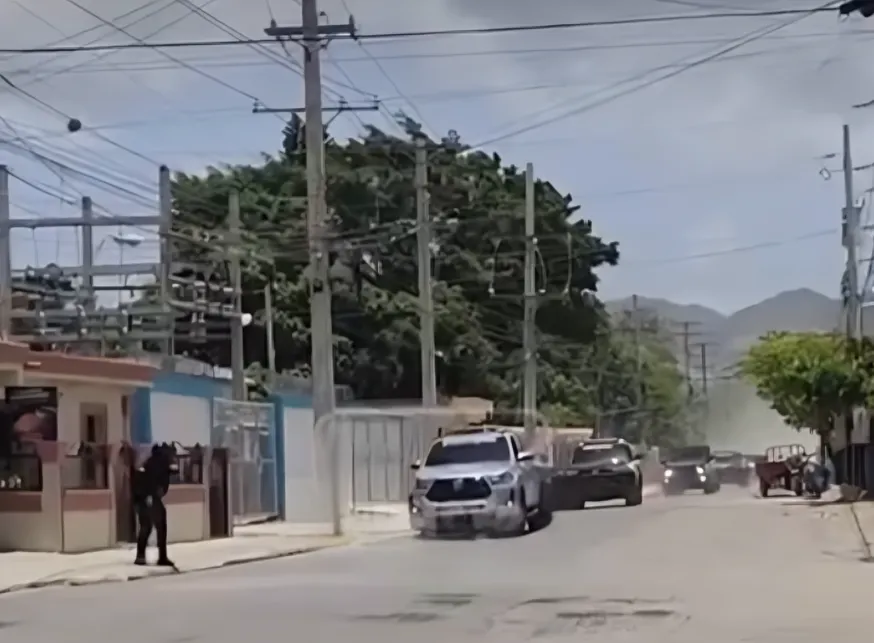 Momento en que Andrés Modesto Cruz Cruz, fue sorprendido por un intenso intercambio de proyectiles este martes momento en que se disponía abandonar el municipio de Navarrete, provincia Santiago