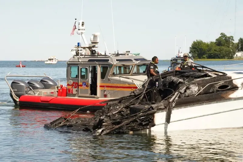 El sábado, una embarcación tuvo un incidente cerca del número 691 de Bridge Street en City Island.