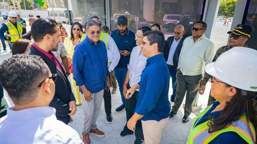 Juan Manuel Méndez, titular del Intrant, y Jhael Isa Tavárez, vicepresidente de la Empresa Metropolitana de Transporte (EMT), durante el recorrido por la zona.