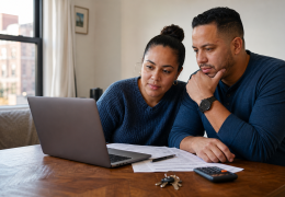 Pareja latina revisa una solicitud de vivienda asequible en Nueva York