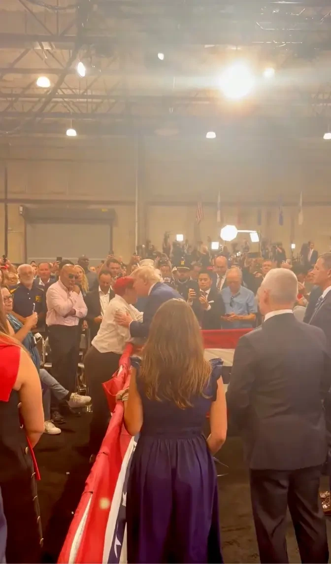 El presidente Trump abandona el escenario en medio de su discurso para abrazar a Migdalia Martínez y al sargento retirado de la policía de Nueva York, Jesús Freytes. Su hijo de 12 años, Jacob, murió trágicamente a causa de una bala perdida en el Bronx.