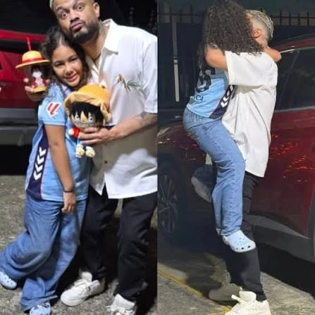 El artista junto su hija