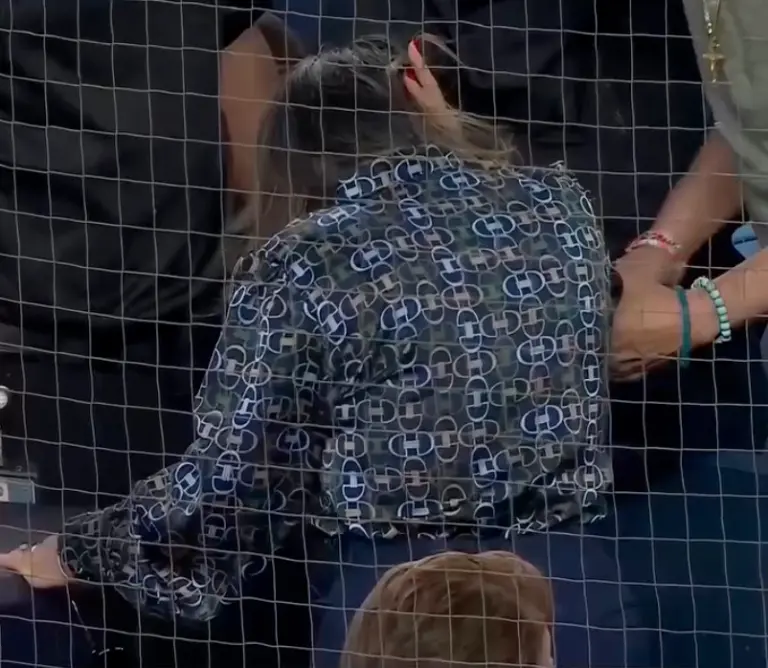 José Ramírez perdió el control de su bate, que salió proyectado hacia las gradas y golpeó a la aficionada Stephanie Duluc, durante un partido entre los Cleveland Guardians y los New York Yankees el martes 2 de junio de 2026.