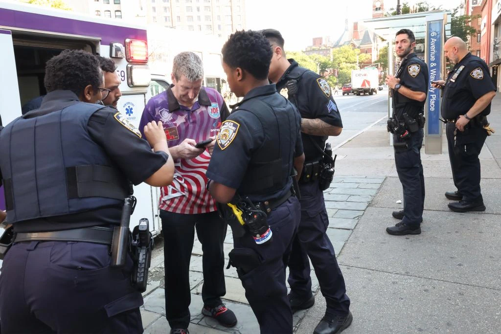 El viernes 7 de agosto de 2026, en la estación de la calle 4 Oeste, los servicios de emergencia acudieron al lugar tras la caída de un hombre a las vías del tren de la línea C en dirección sur.