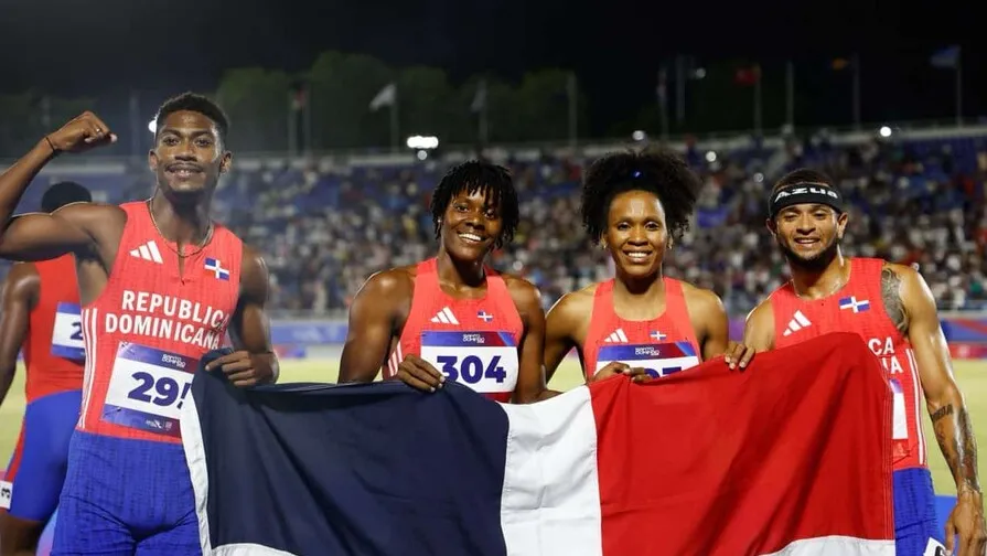 Los integrantes de la cuarteta 4x400 metros dominicana festeja tras otorgar el metal dorado al país. (NELSON PULIDO)