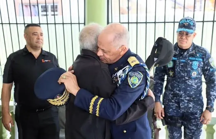 Nuevo director de la Policía protagoniza emotivo encuentro con su padre