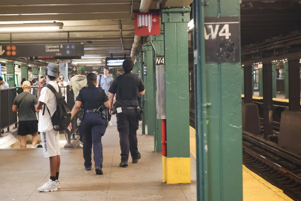 Agentes del Departamento de Policía de Nueva York (NYPD) recorren los andenes de las líneas A, C y E en la estación de la calle 4 Oeste el viernes 7 de agosto de 2026.