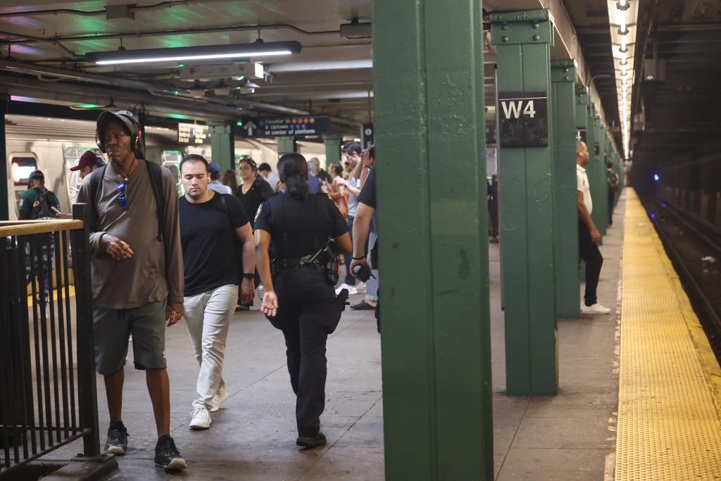 Agentes del Departamento de Policía de Nueva York (NYPD) recorren los andenes de las líneas A, C y E el viernes 7 de agosto de 2026, en la estación de la calle 4 Oeste.