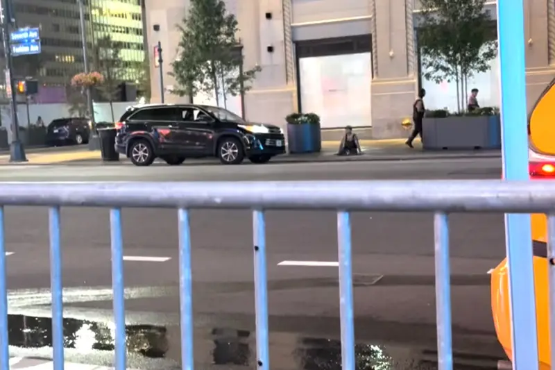 La semana pasada, unas personas con aspecto de topos emergieron de una alcantarilla a pocos metros de la estación Penn Station.