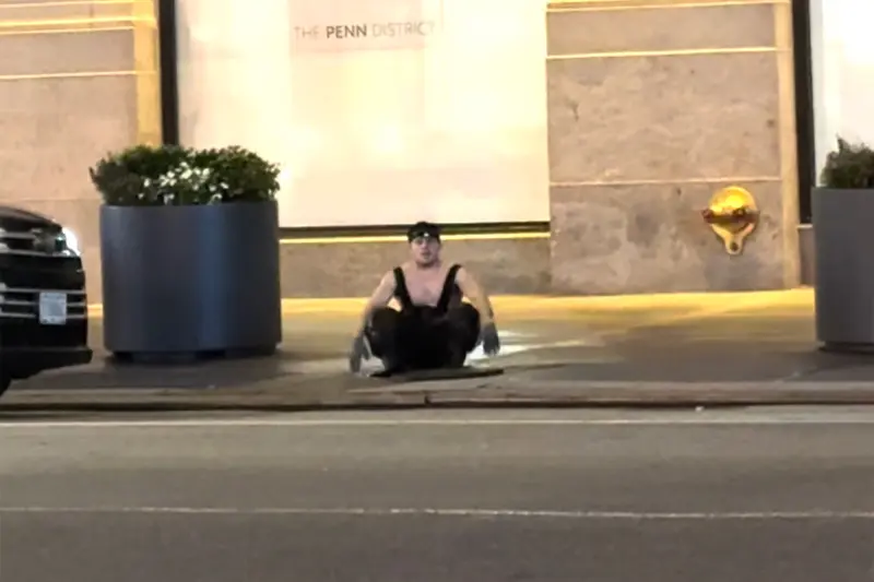 Uno de los hombres no identificados aparece en un vídeo con una linterna frontal y un mono de trabajo.