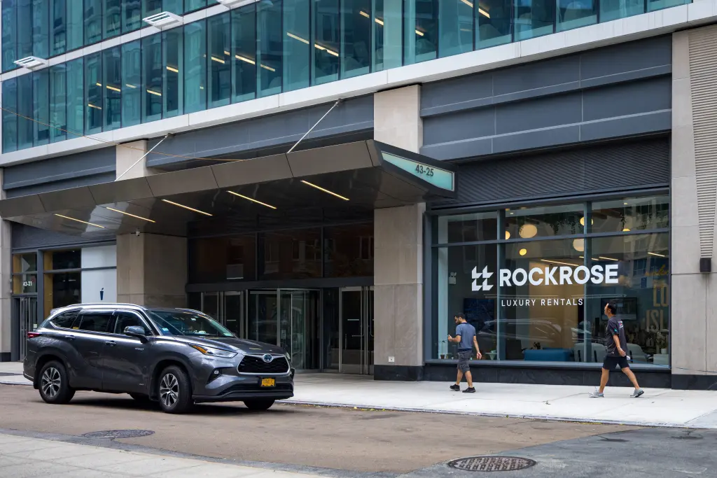 El hombre que fue afectado en el lujoso edificio de apartamentos Hayden en Long Island City fue encontrado sentado en una bañera, según reveló The Post el domingo.