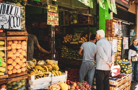 Frutas exhibidas frente a un mercado latino