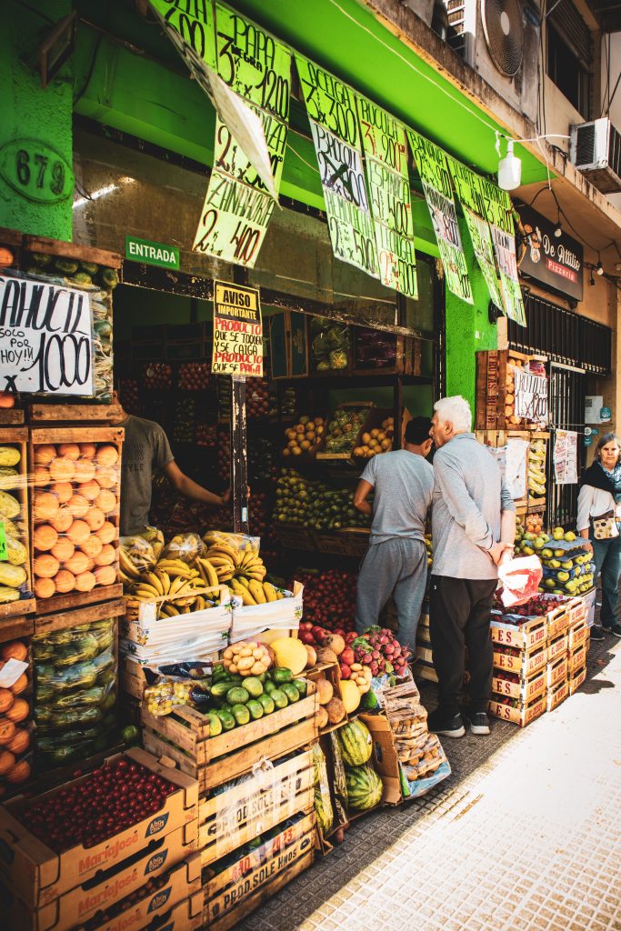 Frutas exhibidas frente a un mercado latino