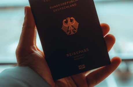 Documentos y pasaporte utilizados en un proceso de viaje