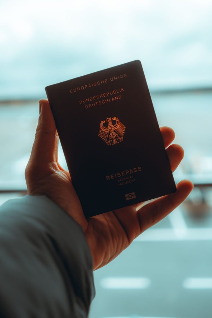Documentos y pasaporte utilizados en un proceso de viaje