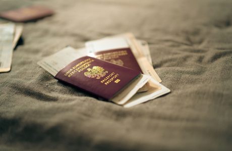 Pasaporte junto a formularios y documentos de viaje
