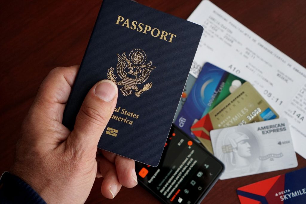 Persona revisando documentos migratorios sobre una mesa