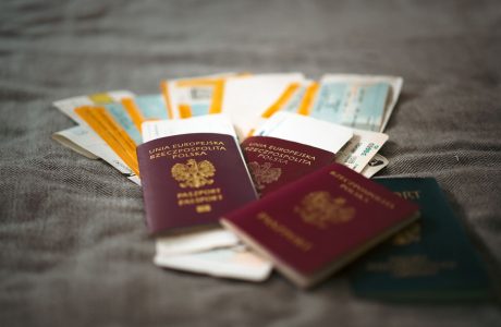 Documentos personales organizados para una solicitud oficial