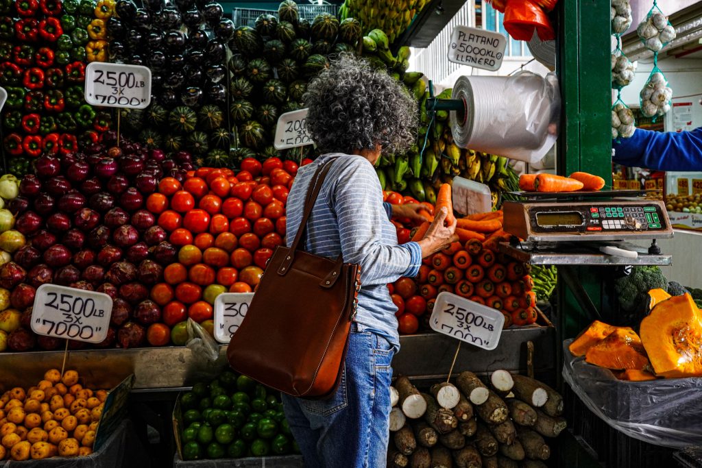 Puesto de mercado con frutas y vegetales