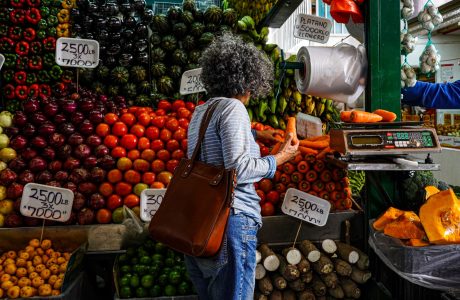 Mujer revisa alimentos frescos en un mercado de Estados Unidos