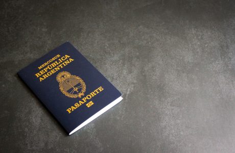 Pasaporte y documentos de viaje preparados para un trámite migratorio