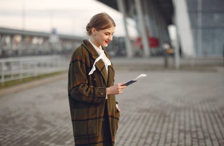 Persona esperando un vuelo con documentos de viaje