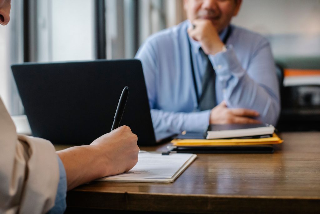 Persona completando una solicitud de empleo