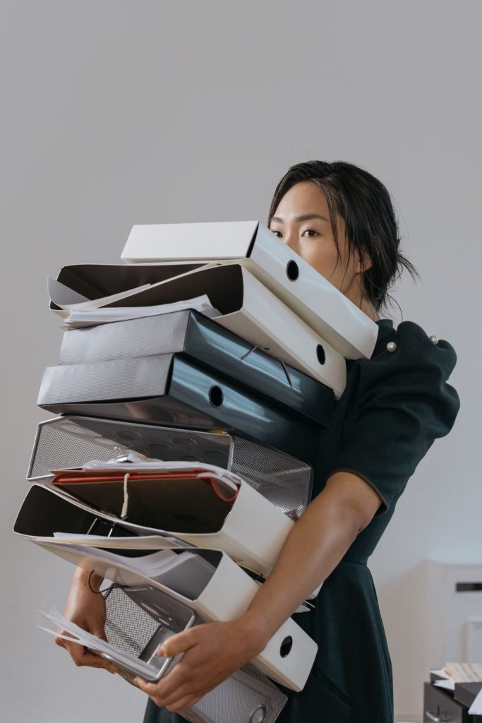 Formularios organizados en una oficina