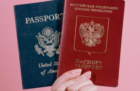 Pasaporte abierto listo para una gestión consular