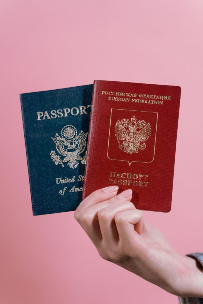 Pasaporte abierto listo para una gestión consular