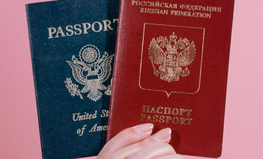 Pasaporte abierto listo para una gestión consular