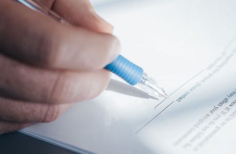 Persona firmando documentos legales