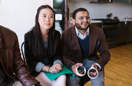 Colegas colaborando en una reunión de trabajo