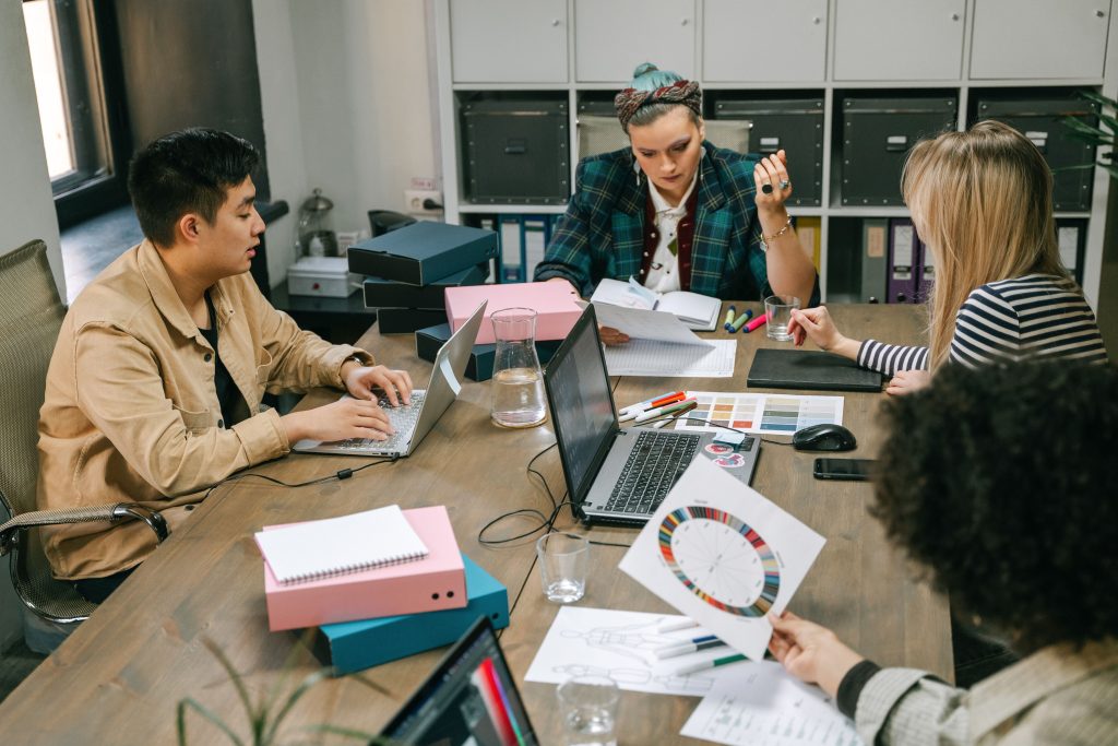 Grupo de trabajo organizando tareas