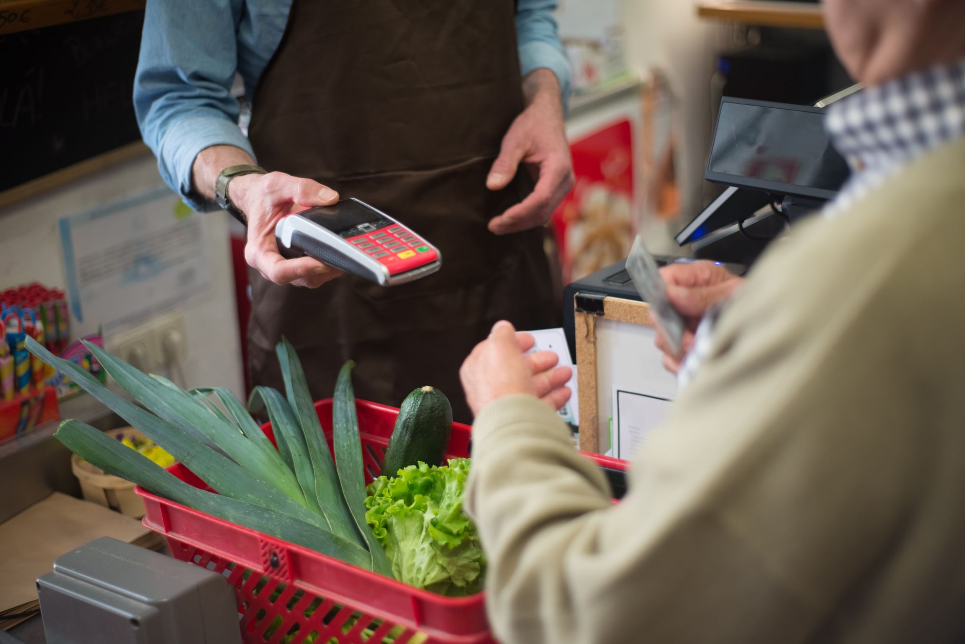Cliente paga productos en la caja de un supermercado