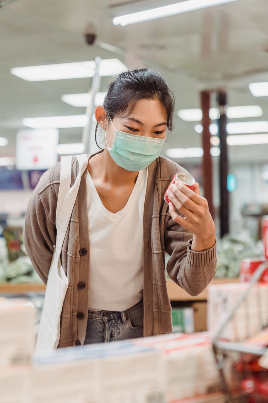Consumidora revisa la etiqueta de un producto en un supermercado