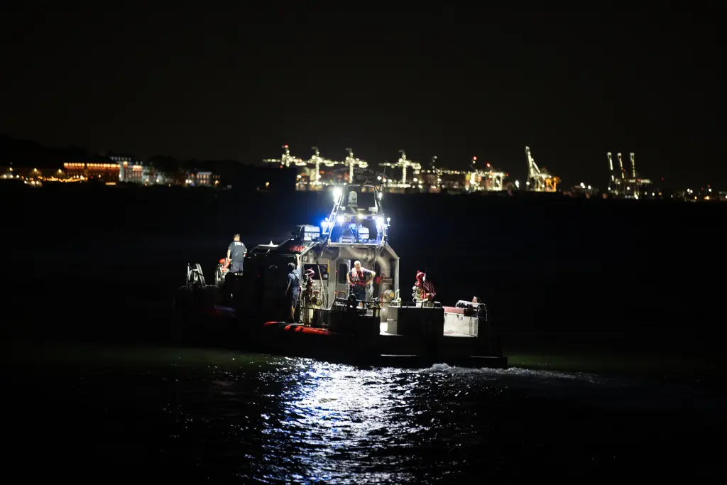 Una embarcación del Departamento de Bomberos de Nueva York (FDNY) busca posibles víctimas en el puerto frente a la costa de Brooklyn.