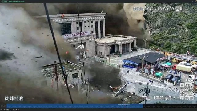 Las devastadoras inundaciones arrasaron la región del Himalaya el miércoles por la mañana.