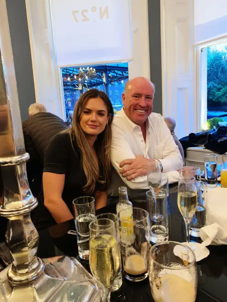 Martha Nolan-O'Slatrara y Chris Durnan aparecen juntos el 22 de noviembre de 2022,aproximadamente en la época en que él invirtió por primera vez en su empresa East x East.