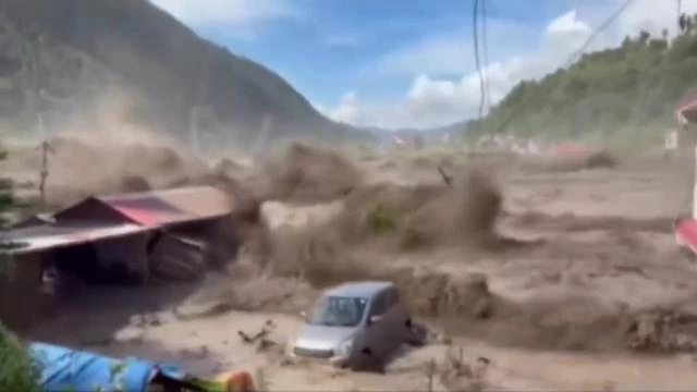 Un vídeo muestra cómo las aguas turbulentas arrastran coches y edificios de varias plantas durante las intensas inundaciones que azotaron el distrito de Rasuwa, en Nepal, el miércoles.