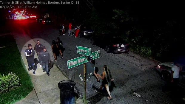 La policía compartió imágenes de vigilancia de tres sospechosos que se cree están relacionados con el tiroteo masivo ocurrido en 2025 en la avenida Edgewood de Atlanta.
