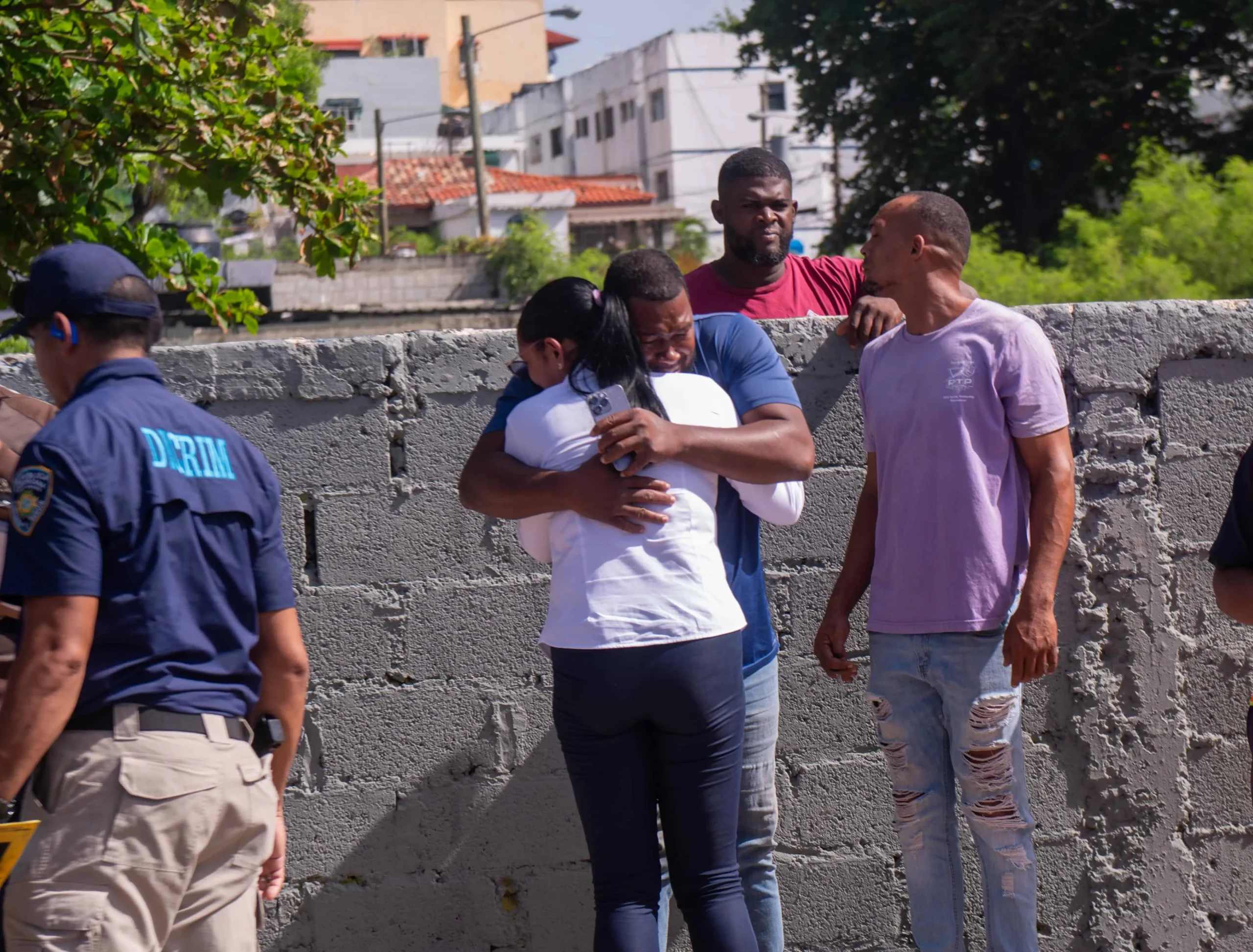 Familiares llorando en la escena