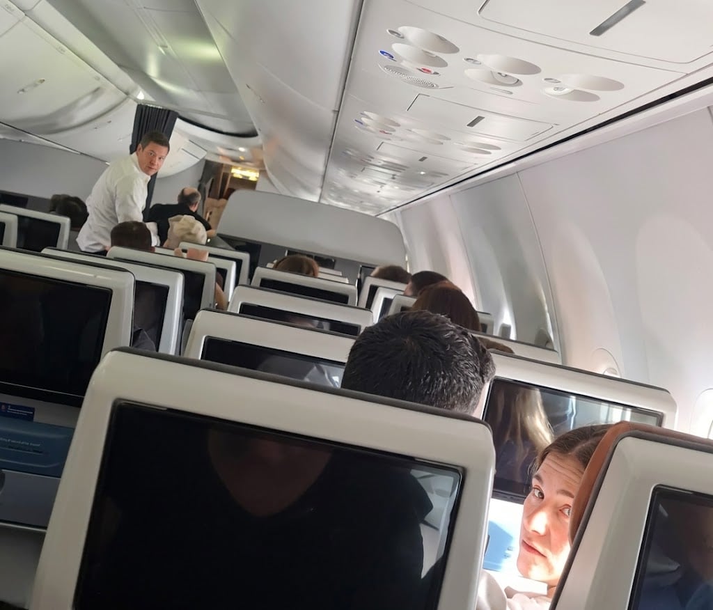 Una mujer que viajaba en un vuelo de Israel a Dubái graba el incidente en la cabina del piloto.