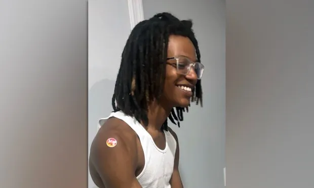 Caleb Matthews, de 18 años, dejó de vivir el 28 de agosto en un incendio provocado por la batería de una bicicleta eléctrica en Brooklyn. (Cortesía de la familia)
