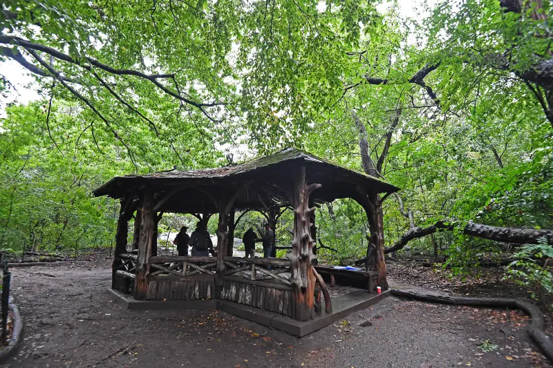 Se colocaron velas dentro de una glorieta de Central Park donde una mujer sin hogar de 63 años conocida como "Lee" fue encontrada sin vida el lunes 28 de septiembre de 2026.