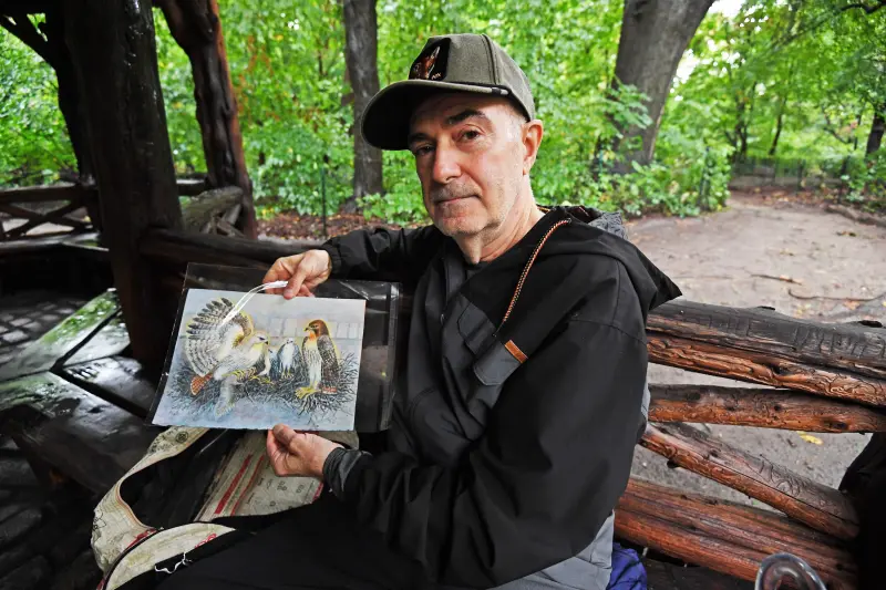 Joe Lopez, conocido de una mujer sin hogar de 63 años conocida como "Lee", que fue encontrada sin vida, se detiene en una glorieta de Central Park con algunas de sus obras de arte, donde se han colocado velas, el lunes 28 de septiembre de 2026.