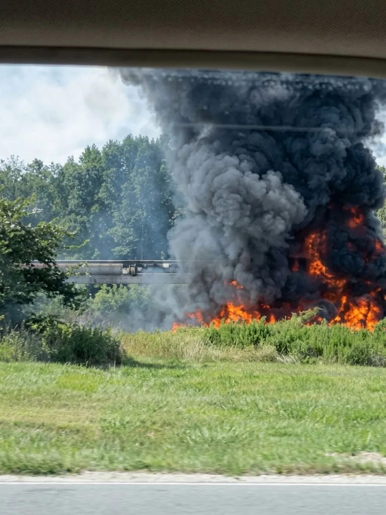En la imagen se observa el lugar donde se reportó un suceso aéreo, posiblemente de un F-16, cerca de la carretera del condado 633 y la carretera del ayuntamiento de Blair, en el municipio de Blair, al norte de Michigan, el jueves 17 de septiembre de 2026.