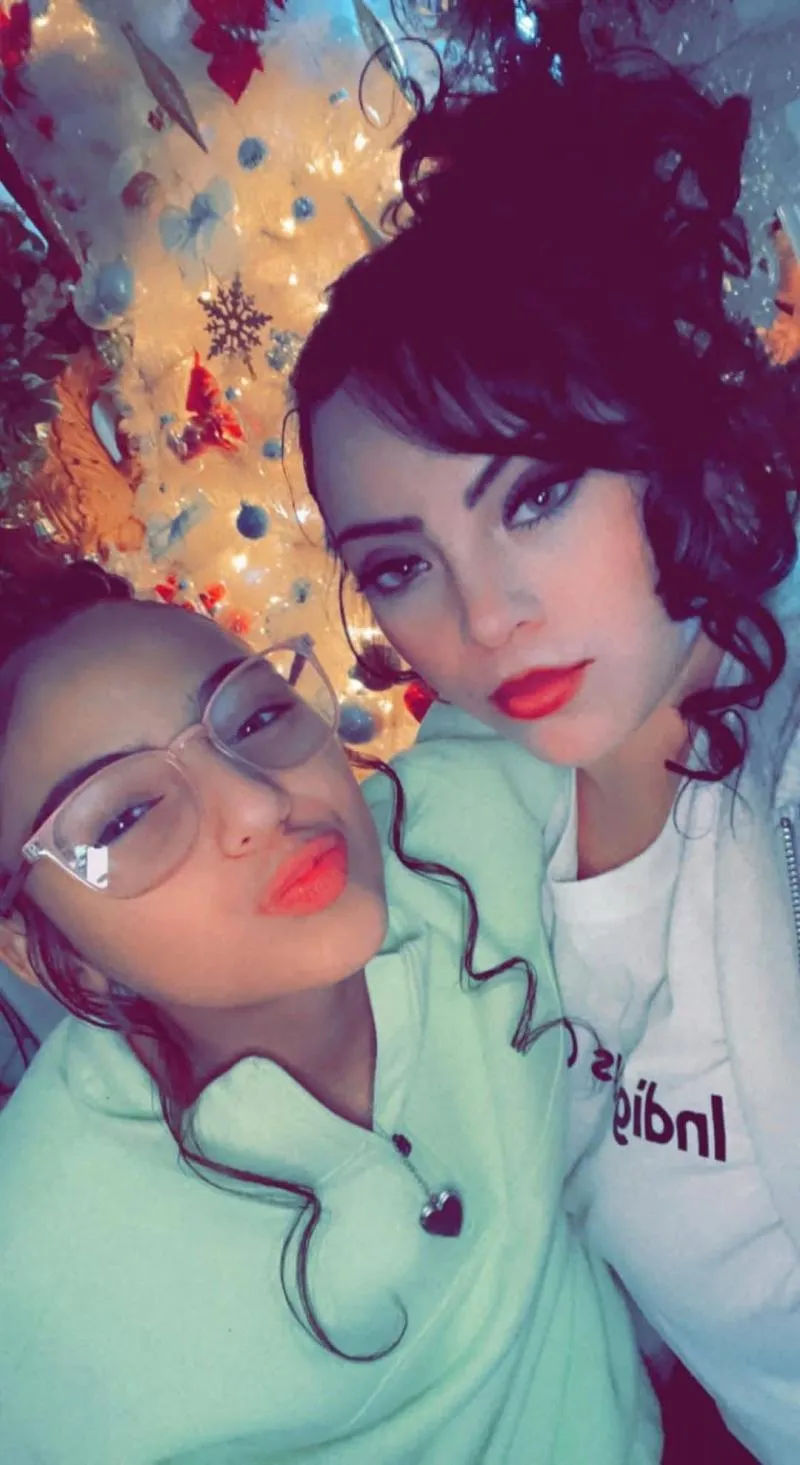 Jaquoya Wix, a la derecha, posa con su hija de 15 años.