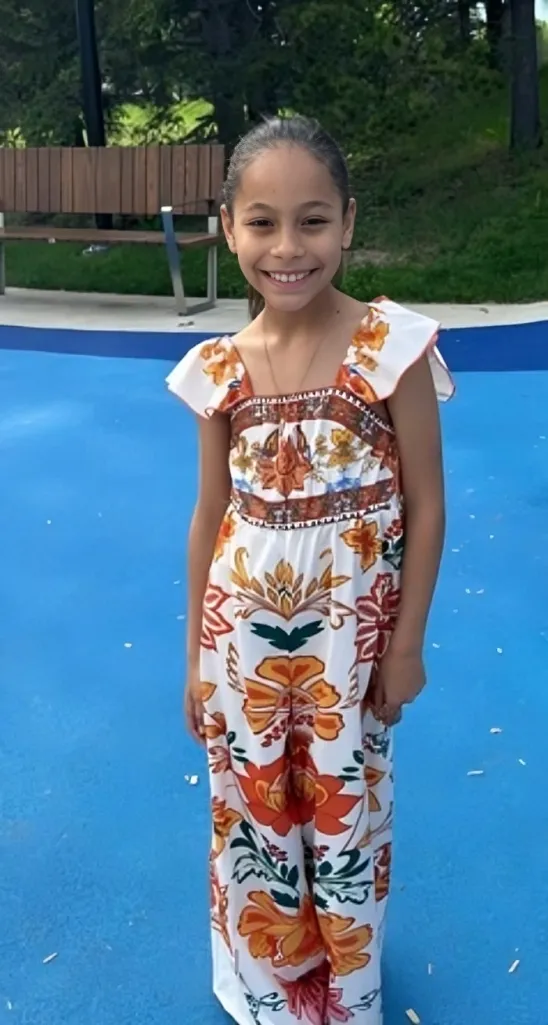 Lesley, de 9 años, mide 1,32 metros de altura, pesa aproximadamente 20 kilos y tiene el pelo y los ojos castaños