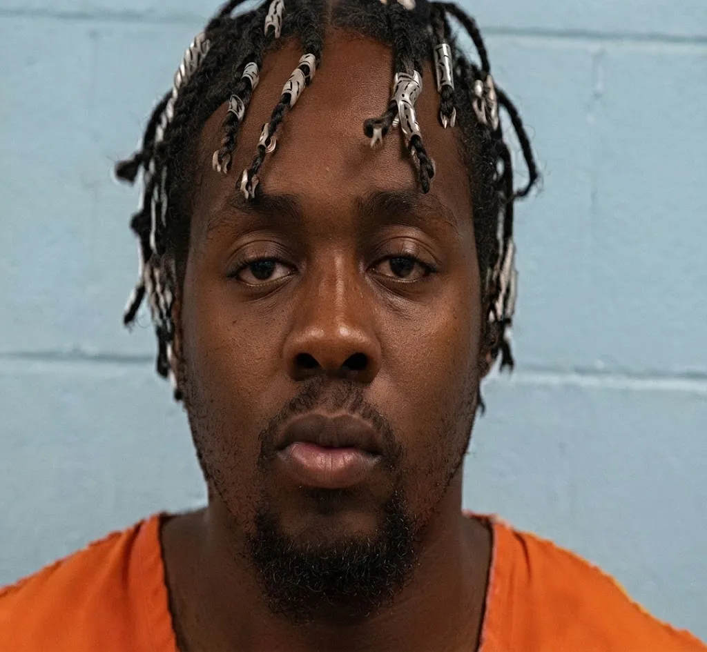 Benedict Ogbodiegwu, de 26 años, identificado como sospechoso por la Oficina del Sheriff del Condado de Williamson, aparece en un video de vigilancia cerca del lugar de los hechos. Se le impuso una fianza de un millón de dólares.